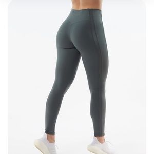 Alphalete PULSE KINETIC LEGGING
Women's High-Waisted Medium Compression 27.5"